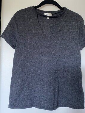 T-Shirt charcoal avec col en V et chocker